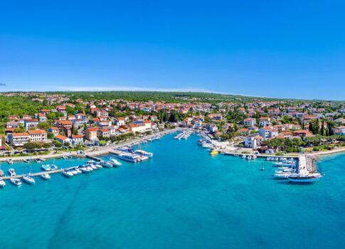 Malinska, új ikerház medencével és kerttel, 150 m-re a tengertől!