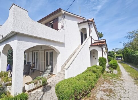 Krk környéki, 5 lakásos ház csendes helyen!