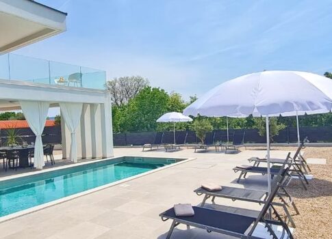 Vrbnik környéke, modern luxus ház medencével és kerttel!