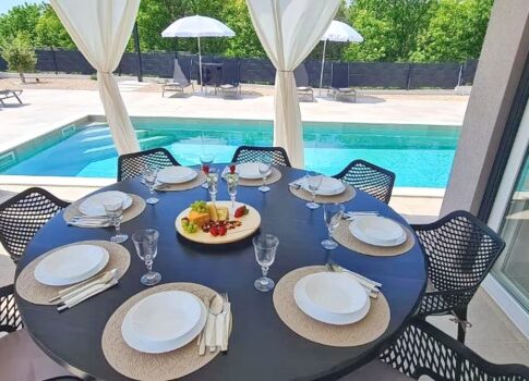 Vrbnik környéke, modern luxus ház medencével és kerttel!