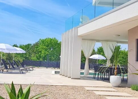 Vrbnik környéke, modern luxus ház medencével és kerttel!