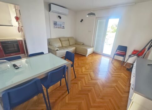 Krk, három lakóegységgel rendelkező ikerház kiváló helyen!