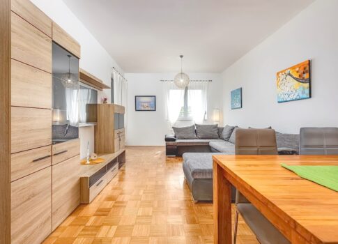 Vrbnik, tágas három hálószobás apartman tengerre néző kilátással!