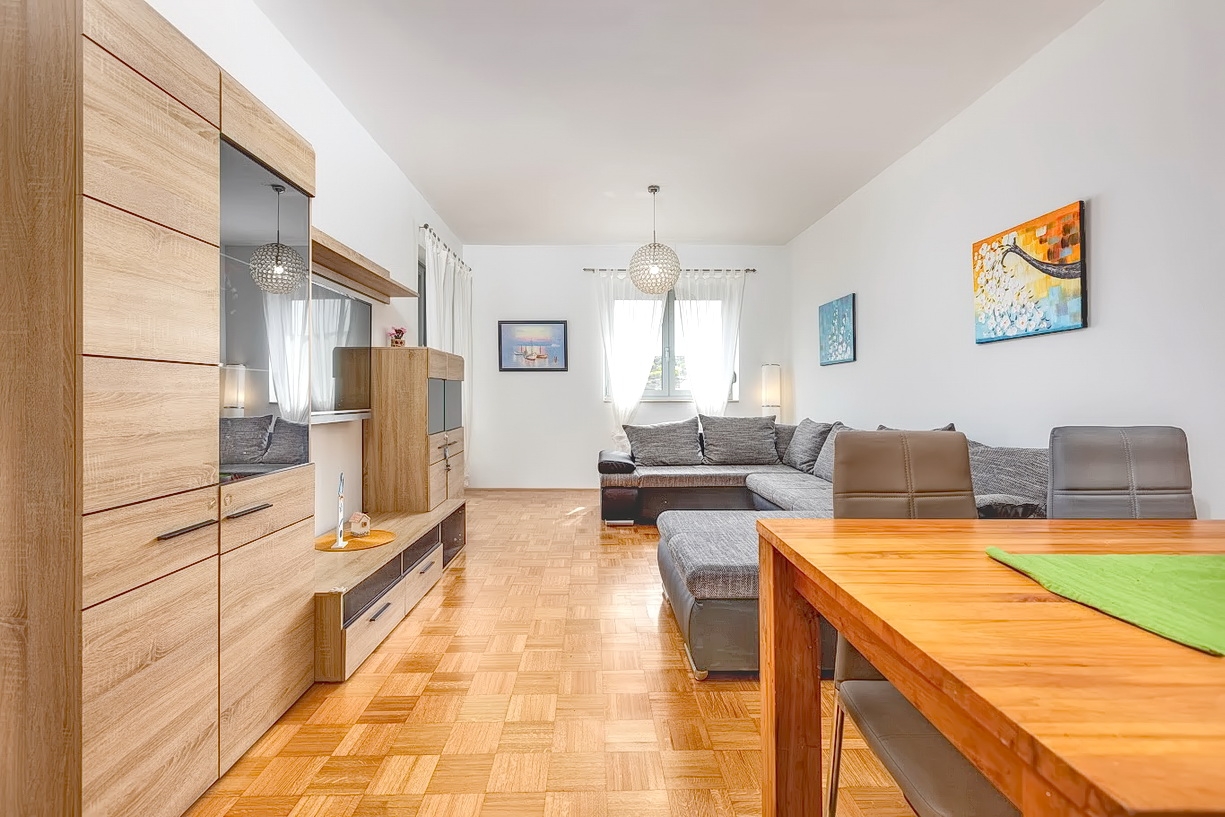 Vrbnik, tágas három hálószobás apartman tengerre néző kilátással!