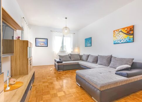 Vrbnik, tágas három hálószobás apartman tengerre néző kilátással!