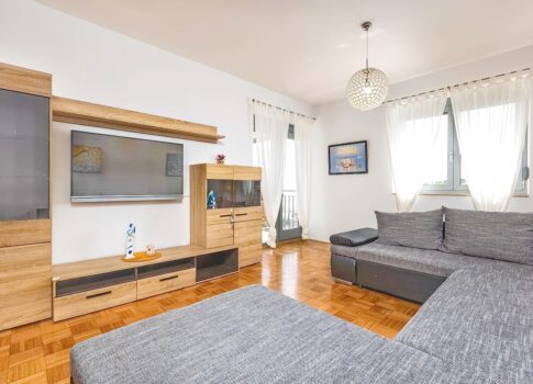 Vrbnik, tágas három hálószobás apartman tengerre néző kilátással!