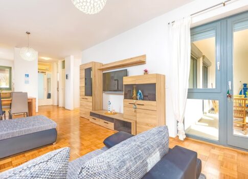 Vrbnik, tágas három hálószobás apartman tengerre néző kilátással!