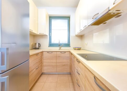 Vrbnik, tágas három hálószobás apartman tengerre néző kilátással!