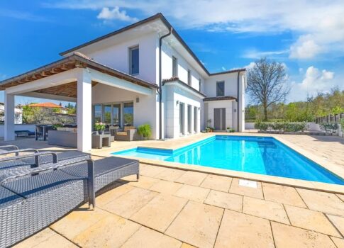 Malinska környékén, gyönyörű családi ház medencével!