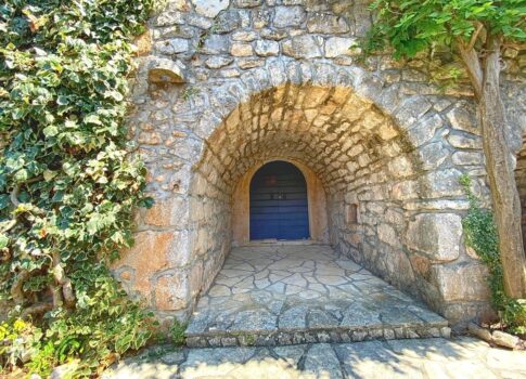 Malinska, autentikus ház udvarral, csendes helyen!