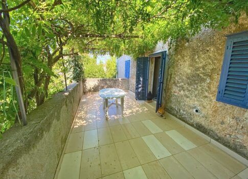 Malinska, autentikus ház udvarral, csendes helyen!