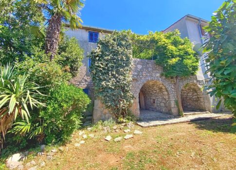 Malinska, autentikus ház udvarral, csendes helyen!