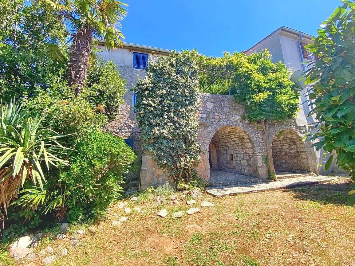 Malinska, autentikus ház udvarral, csendes helyen!