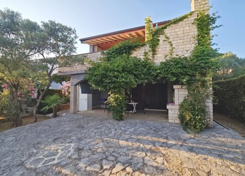 Krk, 3 apartmanos családi ház a tenger közvetlen közelében!