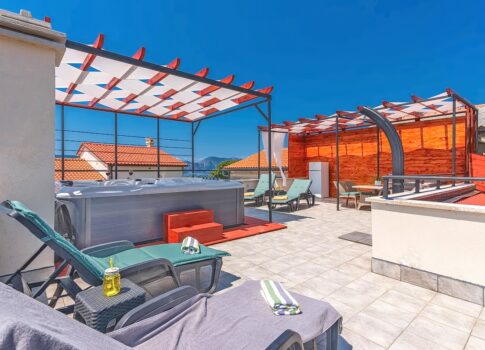 Krk környéke, kőház medencével és gyönyörű kilátással a tengerre!