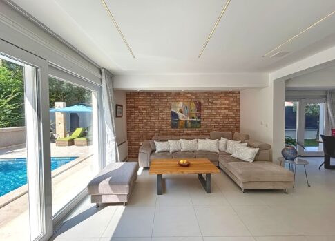 Dobrinj, gyönyörű villa medencével és tágas kerttel!