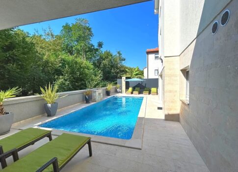 Dobrinj, gyönyörű villa medencével és tágas kerttel!