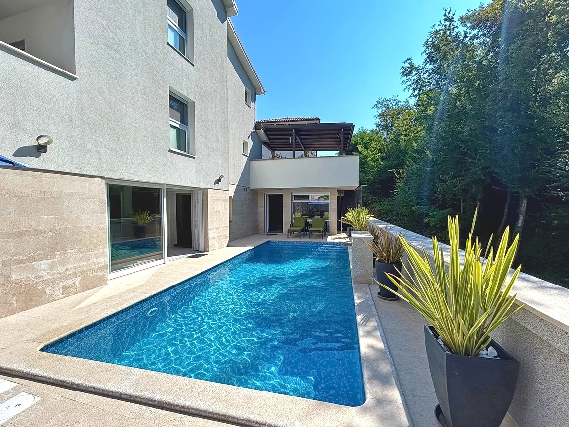 Dobrinj, gyönyörű villa medencével és tágas kerttel!