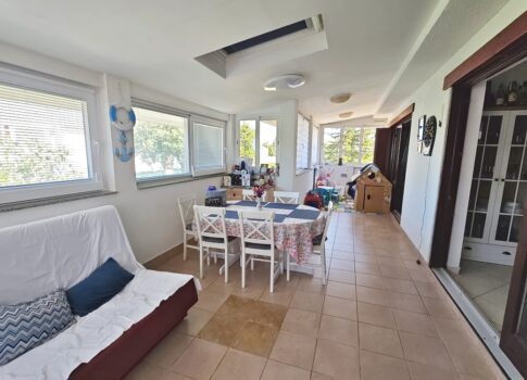 Punat, tágas, három hálószobás, kertes apartman!