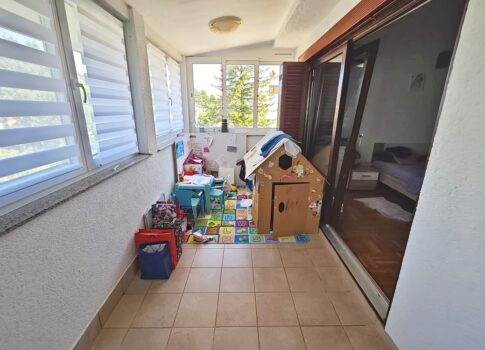 Punat, tágas, három hálószobás, kertes apartman!