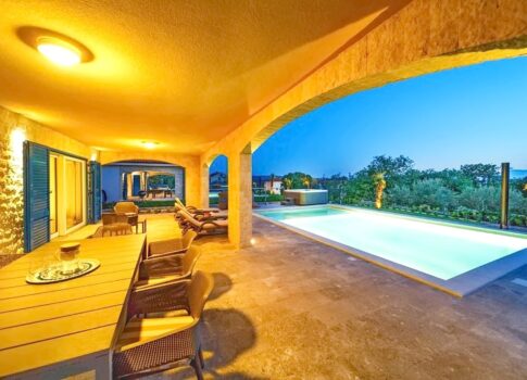 Malinska, luxus mediterrán villa medencével és tengerre néző kilátással!