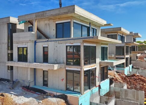 Njivice, kétszintes apartman egy új épületben, nagyszerű helyen!