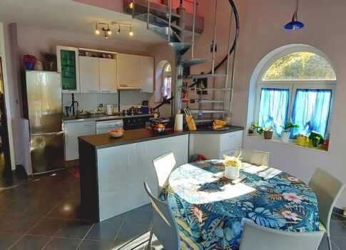 Omišalj, 4 apartmanos családi ház a strand közelében!