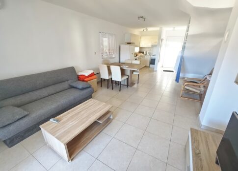 Njivice, két lakóegységgel rendelkező ikerház a tenger közelében!