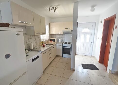 Njivice, két lakóegységgel rendelkező ikerház a tenger közelében!