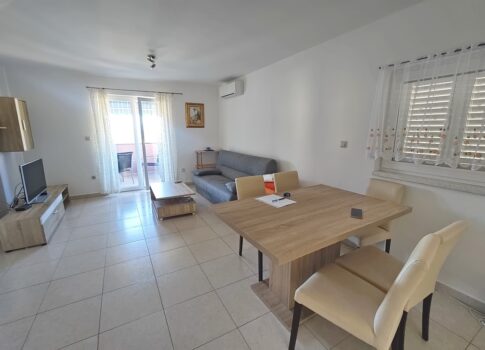 Njivice, két lakóegységgel rendelkező ikerház a tenger közelében!