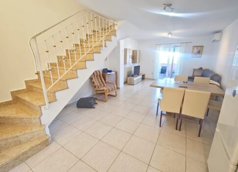 Njivice, két lakóegységgel rendelkező ikerház a tenger közelében!