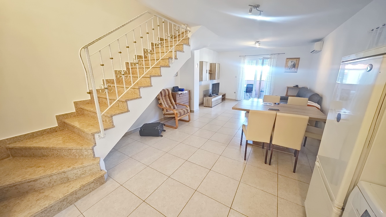 Njivice, két lakóegységgel rendelkező ikerház a tenger közelében!