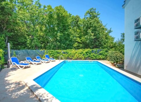 Krk környékén, családi ház medencével, csendes helyen!