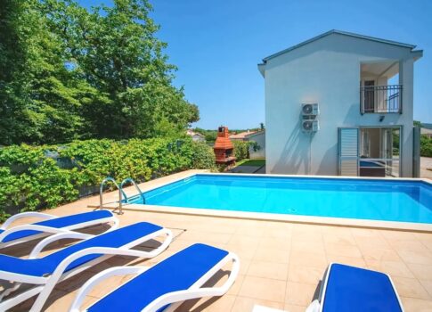 Krk környékén, családi ház medencével, csendes helyen!