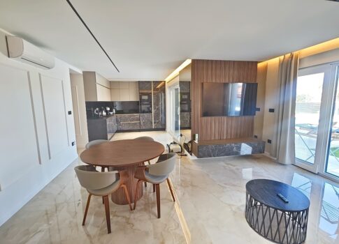 Malinska, földszinti lakás egy új épületben kerttel és medencével!