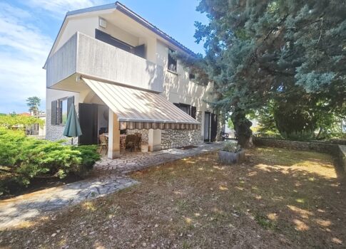 Malinska, családi ház tágas kerttel a tenger közelében!