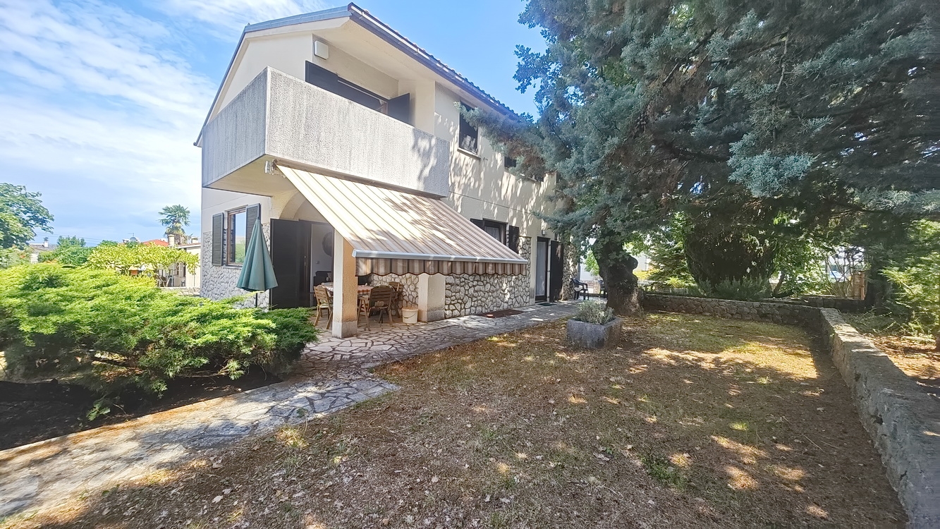 Malinska, családi ház tágas kerttel a tenger közelében!