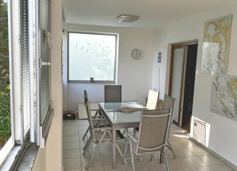 Krk, földszinti apartman kerttel a tenger közvetlen közelében!