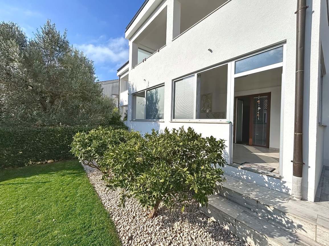 Krk, földszinti apartman kerttel a tenger közvetlen közelében!