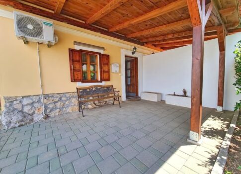 Omišalj, kőház kerttel a központ és a tenger közelében!