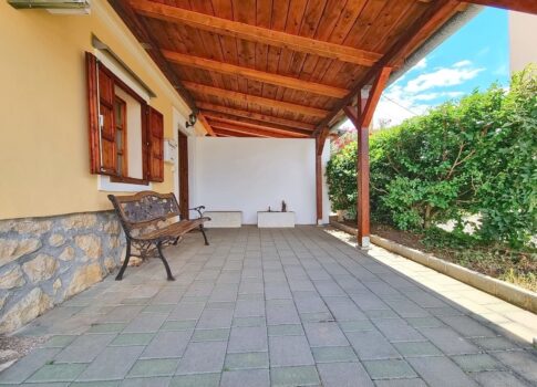 Omišalj, kőház kerttel a központ és a tenger közelében!