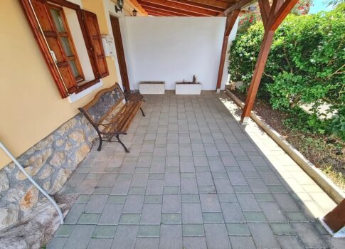 Omišalj, kőház kerttel a központ és a tenger közelében!