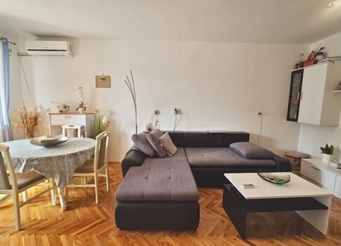 Krk, bútorozott lakás az első emeleten, nagyszerű helyen!