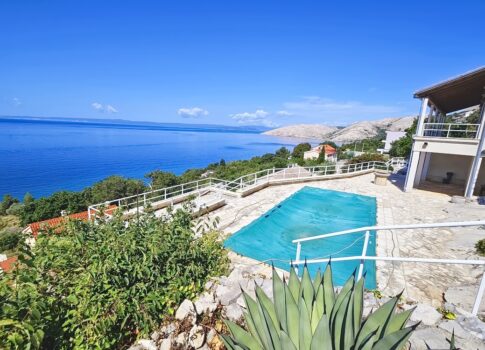 Punat környékén, exkluzív villa egy sziklán, panorámás kilátással a tengerre!