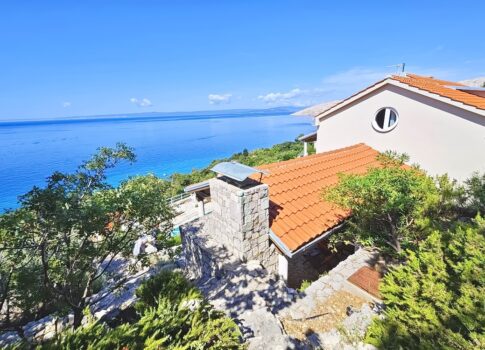 Punat környékén, exkluzív villa egy sziklán, panorámás kilátással a tengerre!