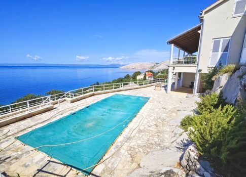 Punat környékén, exkluzív villa egy sziklán, panorámás kilátással a tengerre!