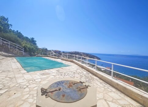 Punat környékén, exkluzív villa egy sziklán, panorámás kilátással a tengerre!