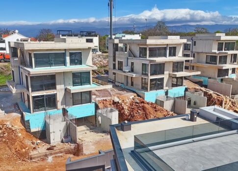 Njivice, három hálószobás apartman egy új épületben a 2. emeleten, a tenger közelében!