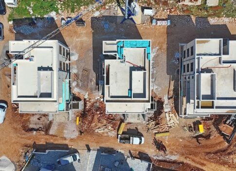 Njivice, három hálószobás apartman egy új épületben a 2. emeleten, a tenger közelében!