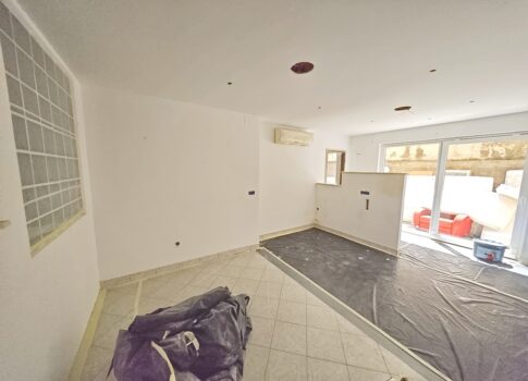 Njivice, három hálószobás apartman kiváló helyen, a tenger közelében!